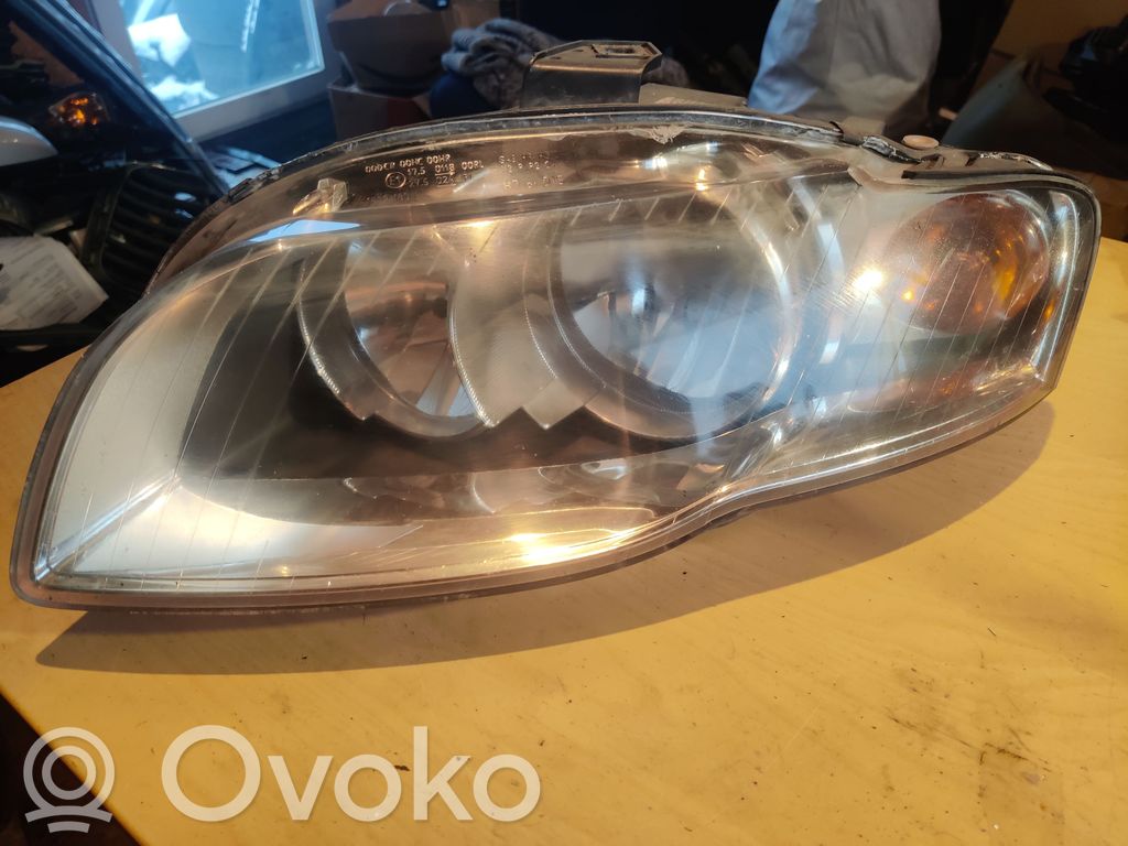 Audi A4 S4 B7 8E 8H Lampa przednia 