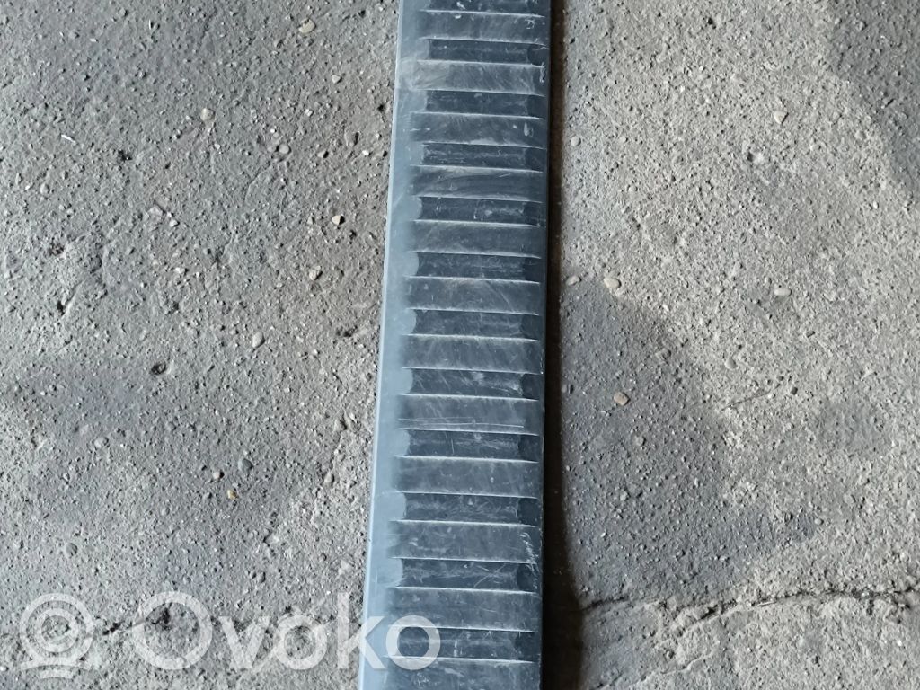 BMW X5 E53 Tavaratilan/takakontin alempi sivuverhoilu 
