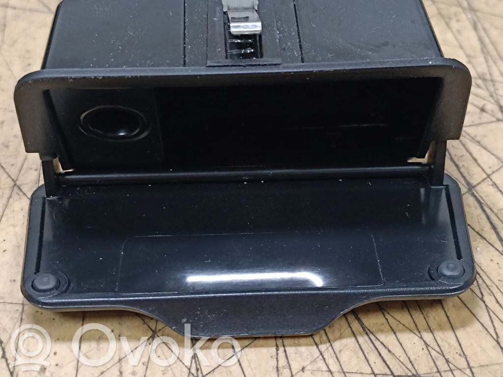BMW X5 E53 Peleninė panelėje 