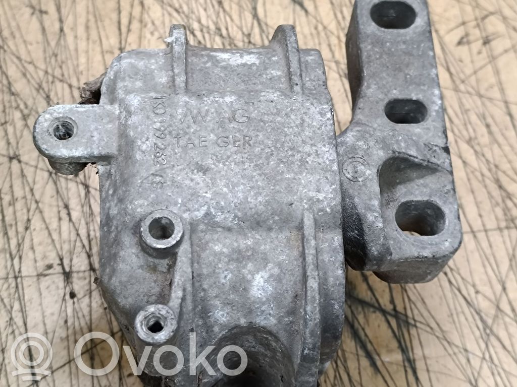Volkswagen PASSAT B6 Engine mount bracket 