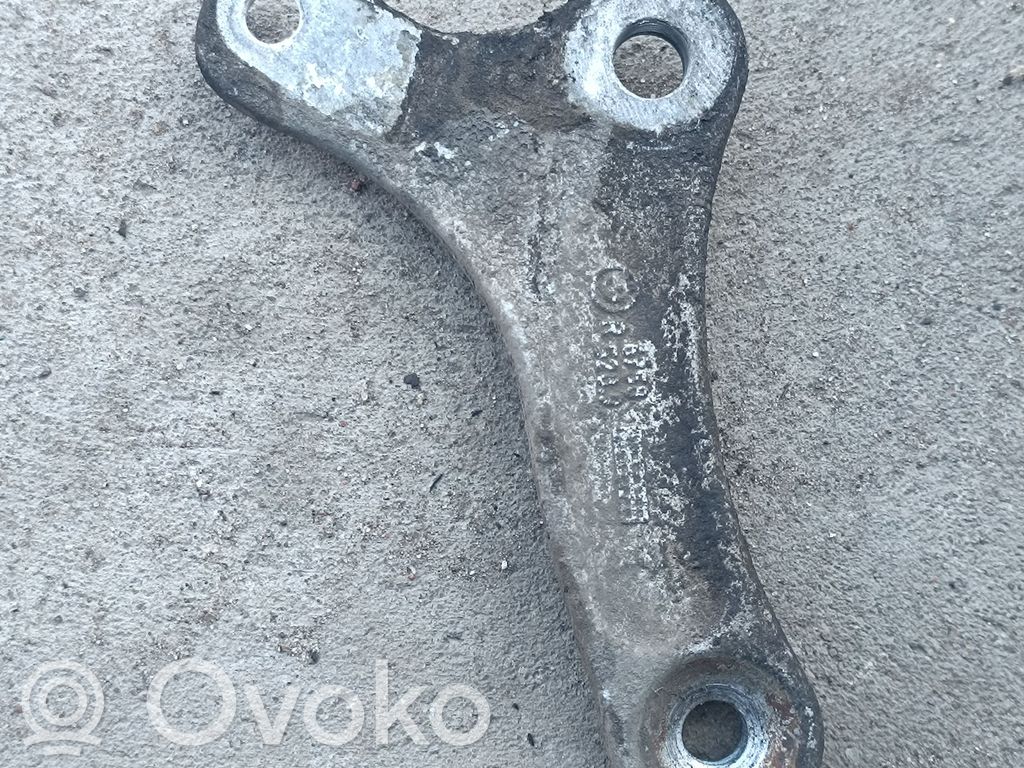 Sway bar bush bracket, front   6758528