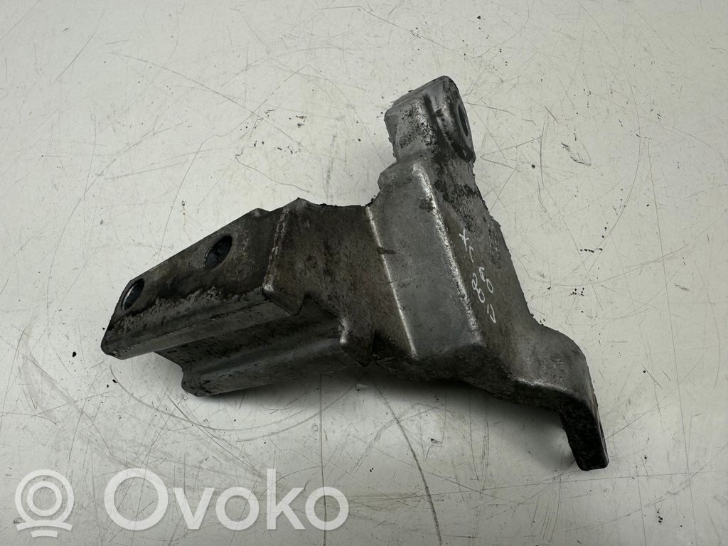 Volvo XC60 Engine mounting bracket 