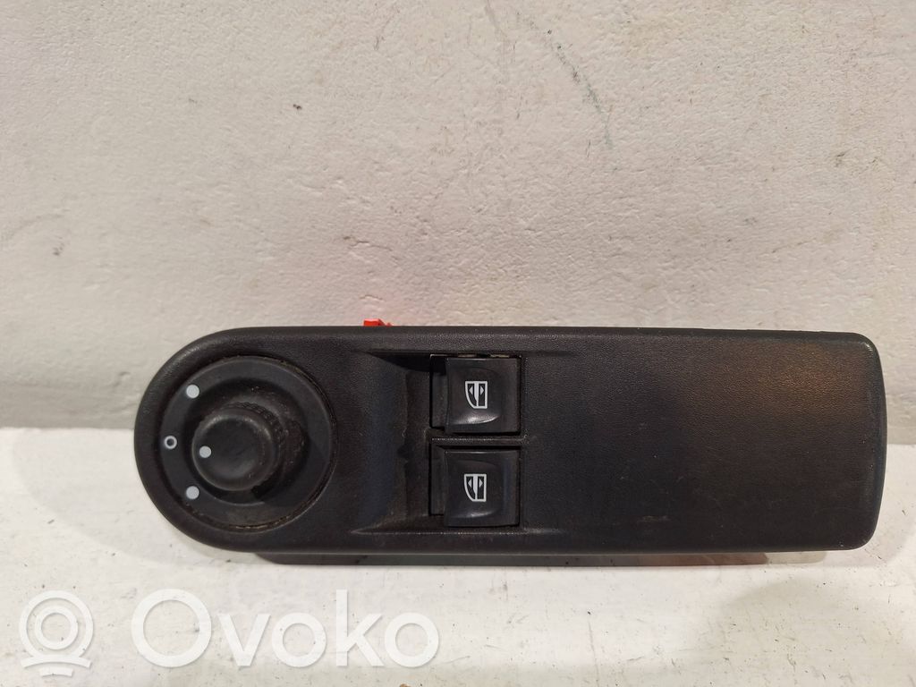 Renault Clio IV Electric window control switch 
