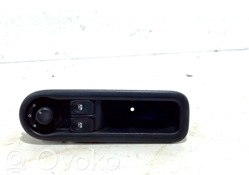 Renault Twingo II Electric window control switch 