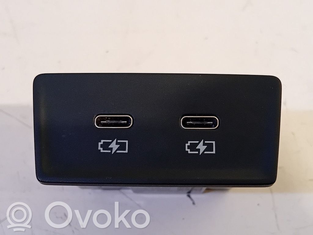Audi RS3 8Y Enchufe conector entrada auxiliar 