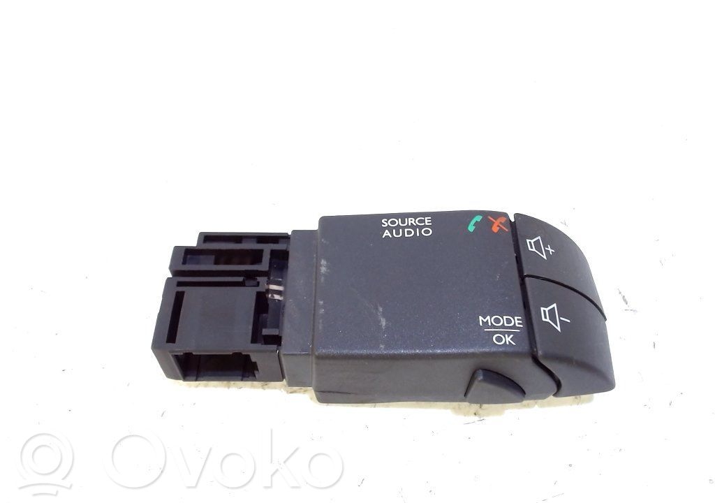 Renault Twingo III Steering wheel buttons/switches 