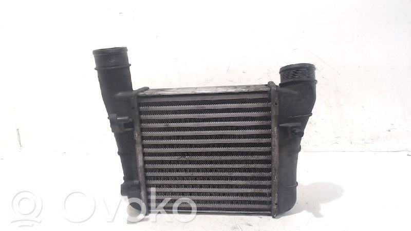 Audi A4 S4 B7 8E 8H Interkūlerio radiatorius 