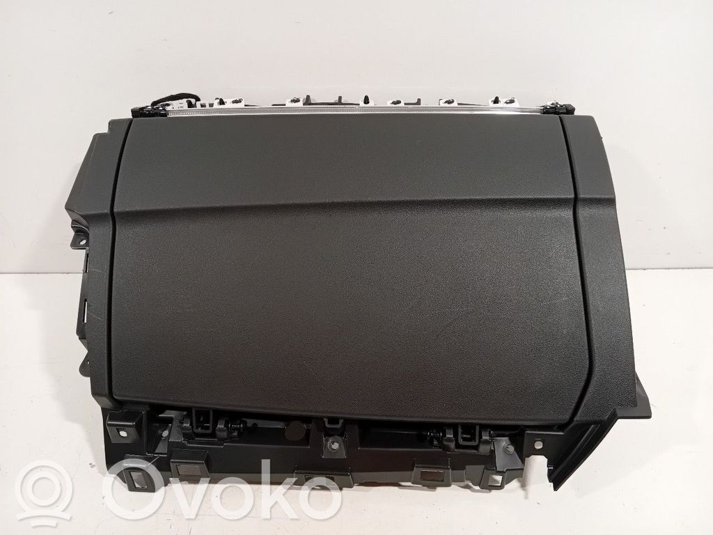 Lynk & co 01 Daiktadėžė 