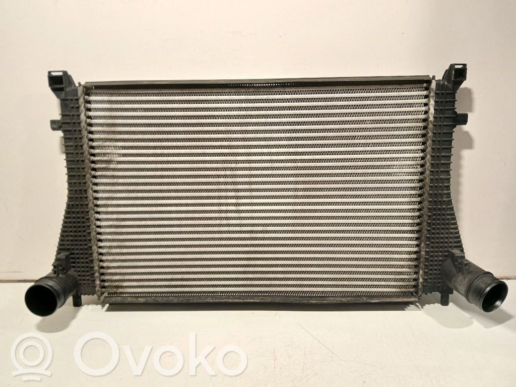 Volkswagen PASSAT B8 Interkūlerio radiatorius 