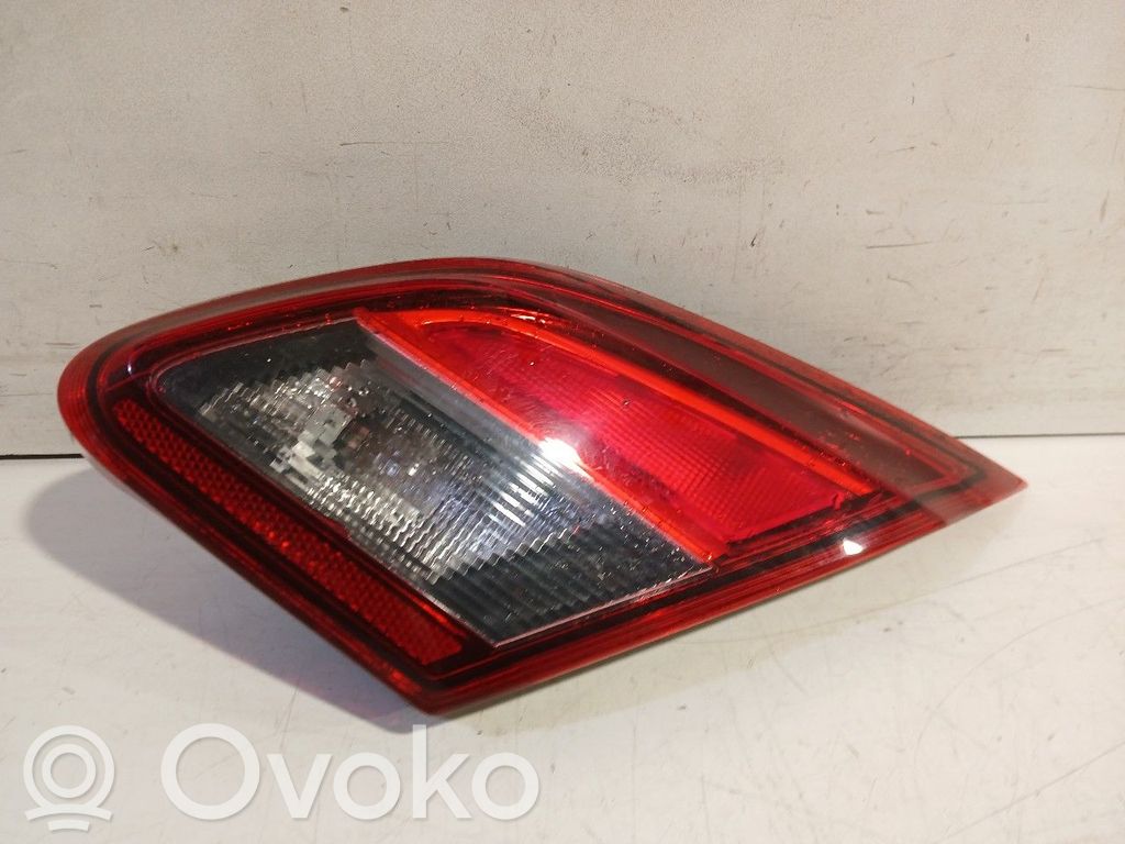 Opel Corsa E Galinis žibintas dangtyje 