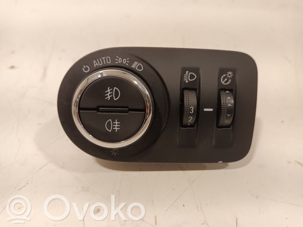 Light switch   13470446