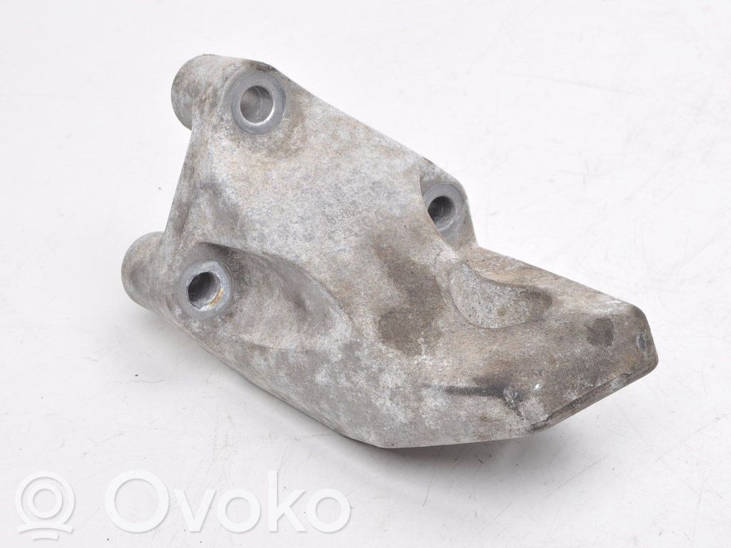 Volvo XC90 Engine mounting bracket 