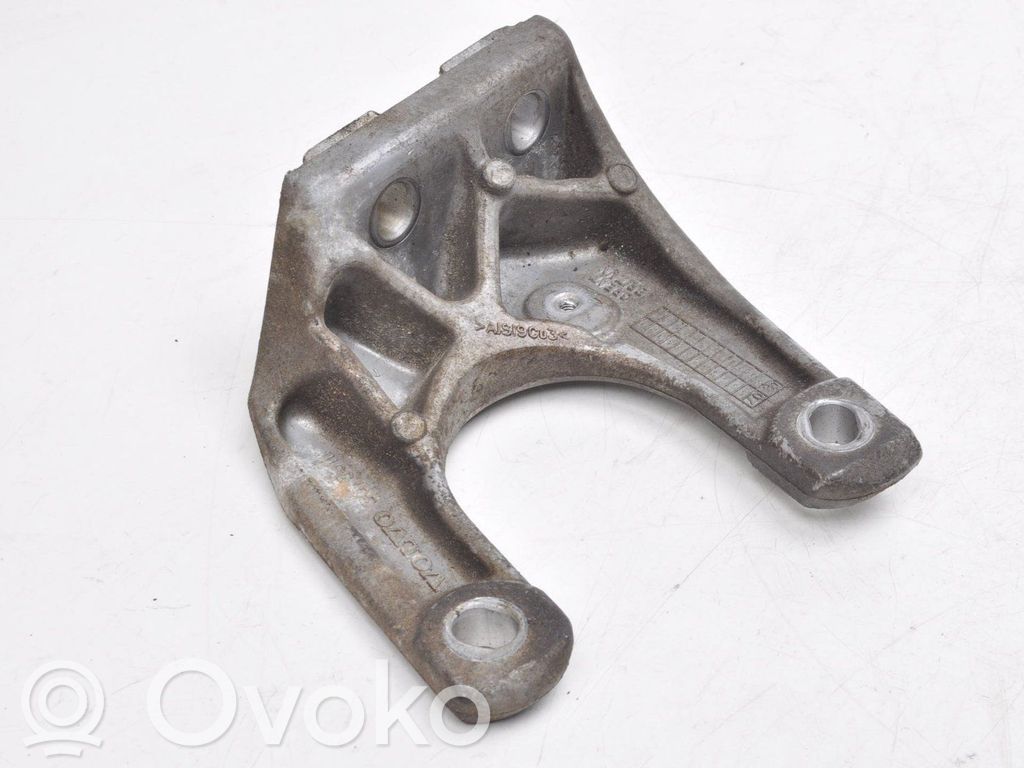 Volvo XC90 Engine mounting bracket 