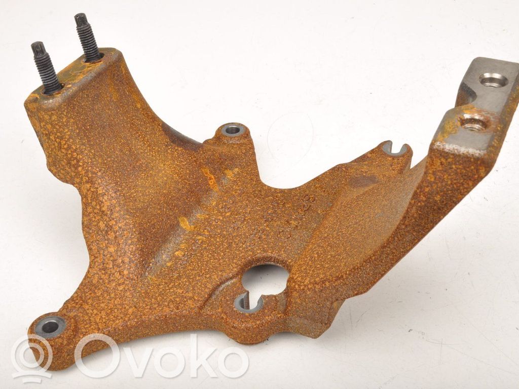 Volvo XC60 Engine mounting bracket 