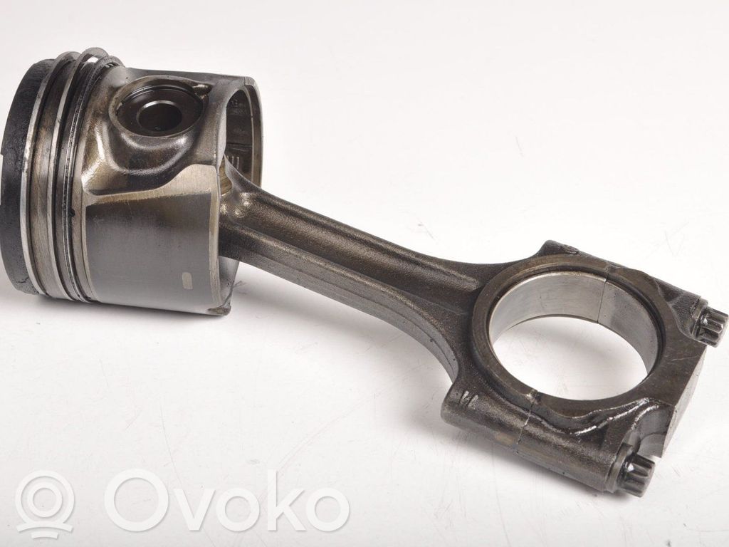 Volvo V50 Поршень с шатуном 