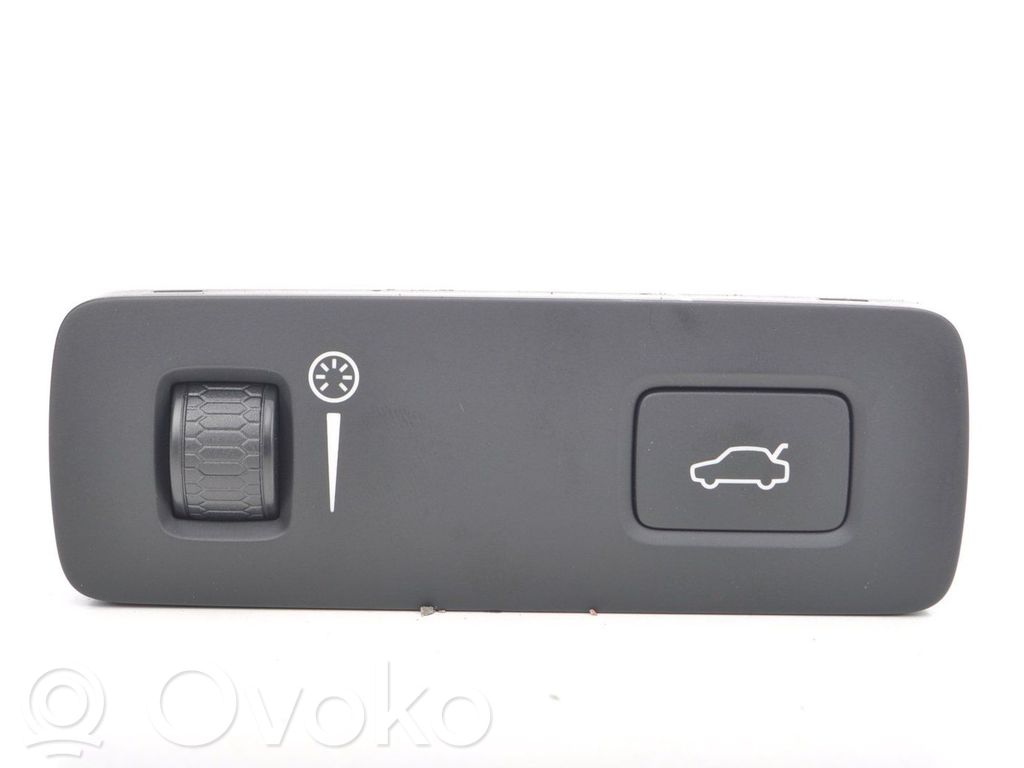 Tailgate/boot open switch button   P31443873