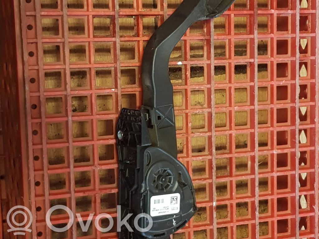 Volvo V40 Kaasupoljin 