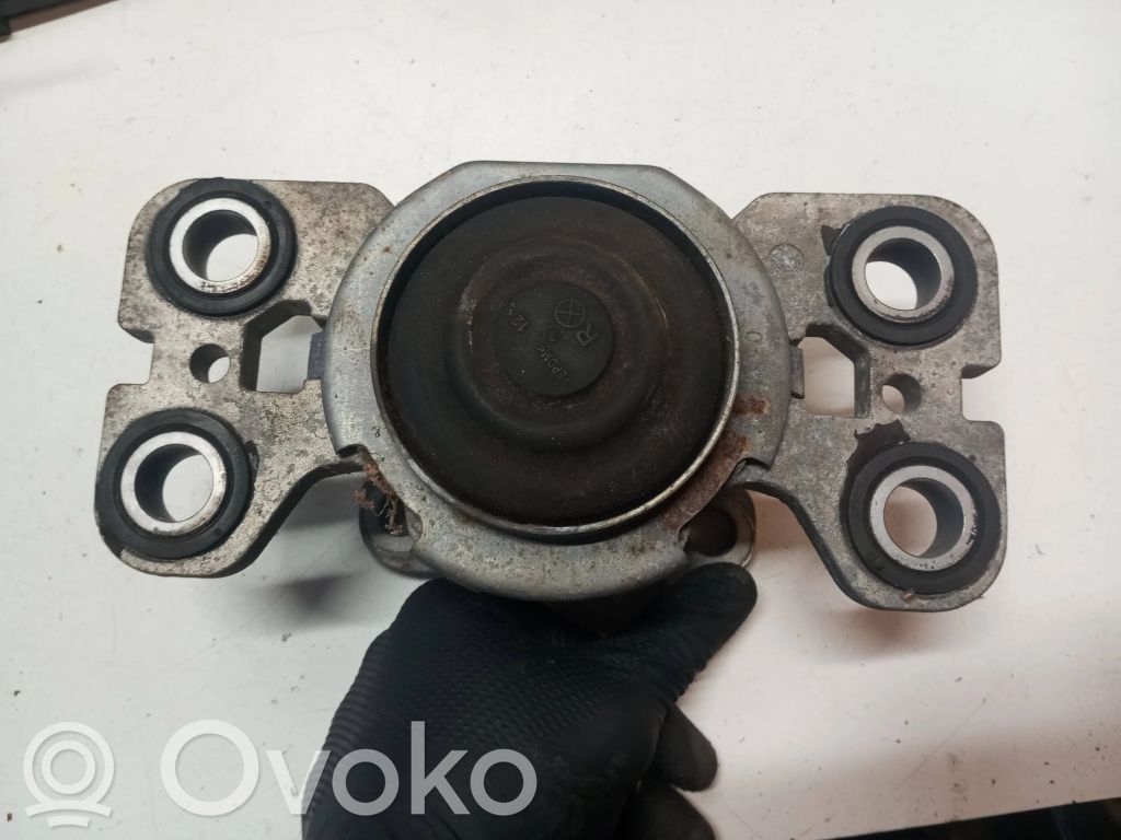 Volvo V70 Engine mount bracket 