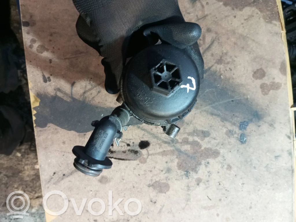 Volvo V50 Oil filter mounting bracket 