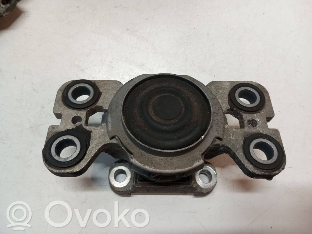 Volvo XC60 Engine mount bracket 