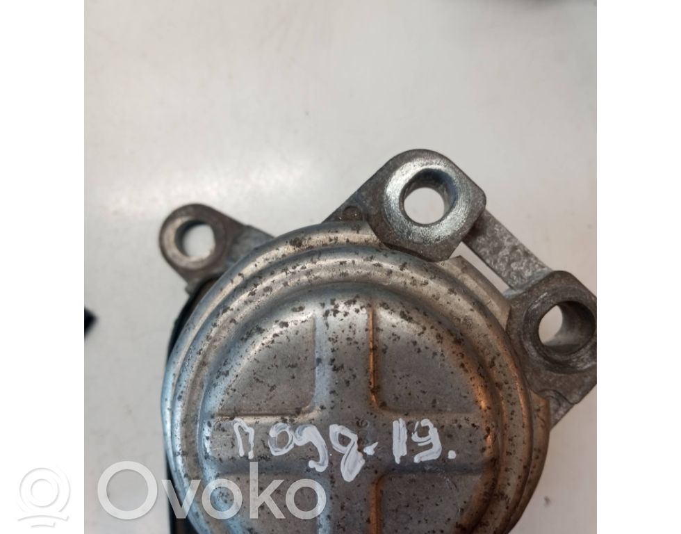 Volvo S60 Engine mount bracket 