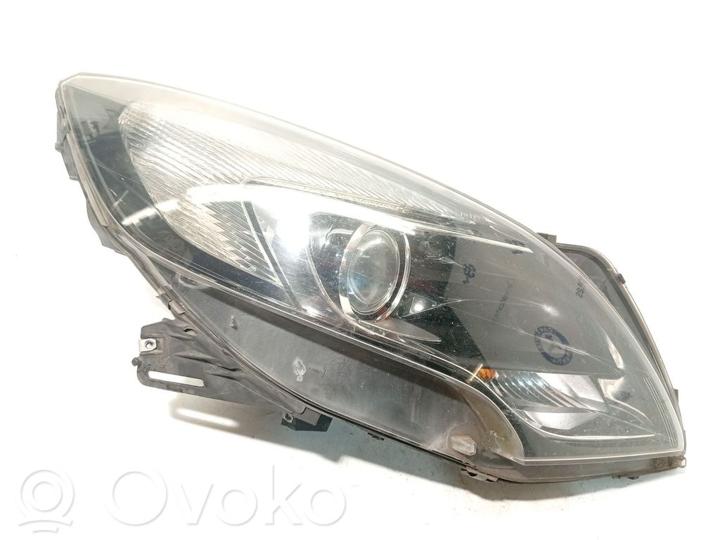 Opel Zafira B Lampa przednia 