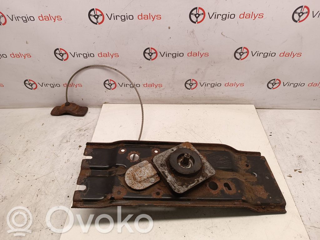 Spare wheel mounting bracket