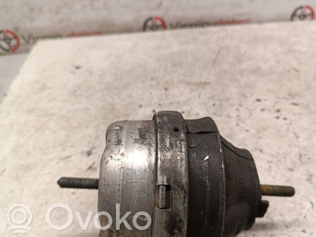 Audi A4 S4 B5 8D Engine mount bracket 