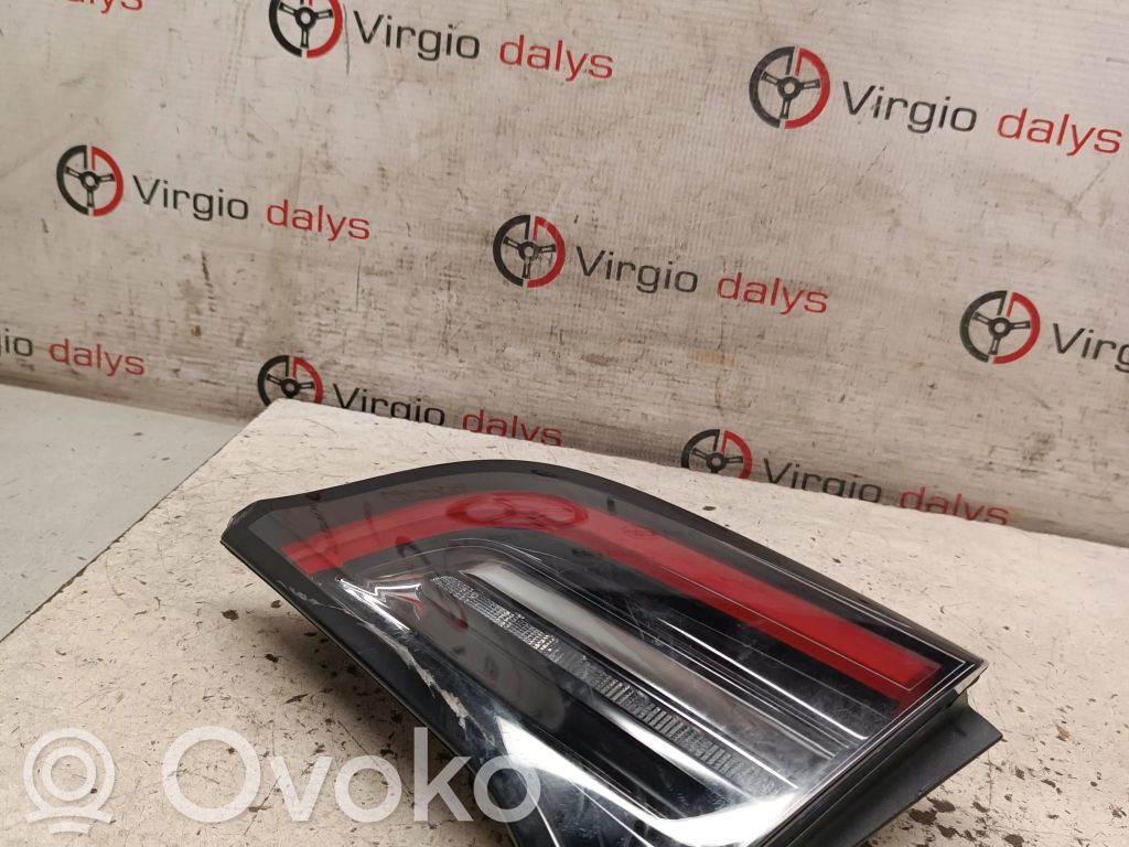 Tesla Model 3 Aizmugurējais lukturis pārsegā 