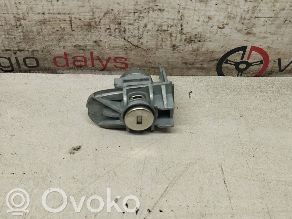 Ford Kuga II Front door lock (next to the handle) 