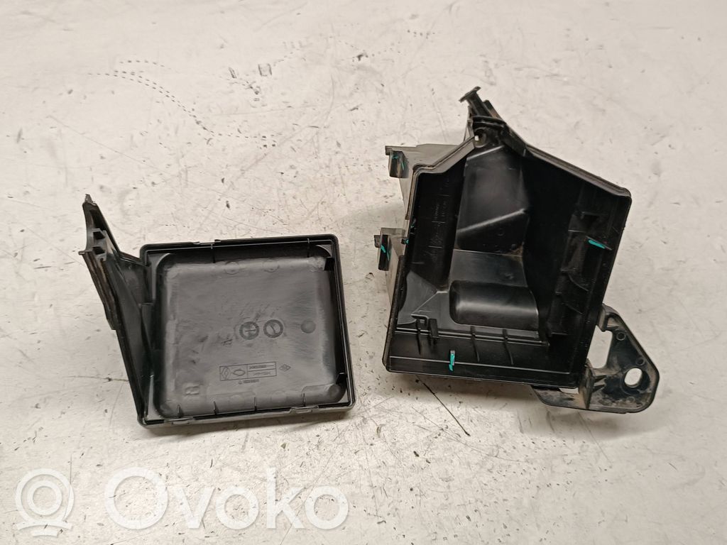 Renault Latitude (L70) Skrzynka bezpieczników / Komplet 