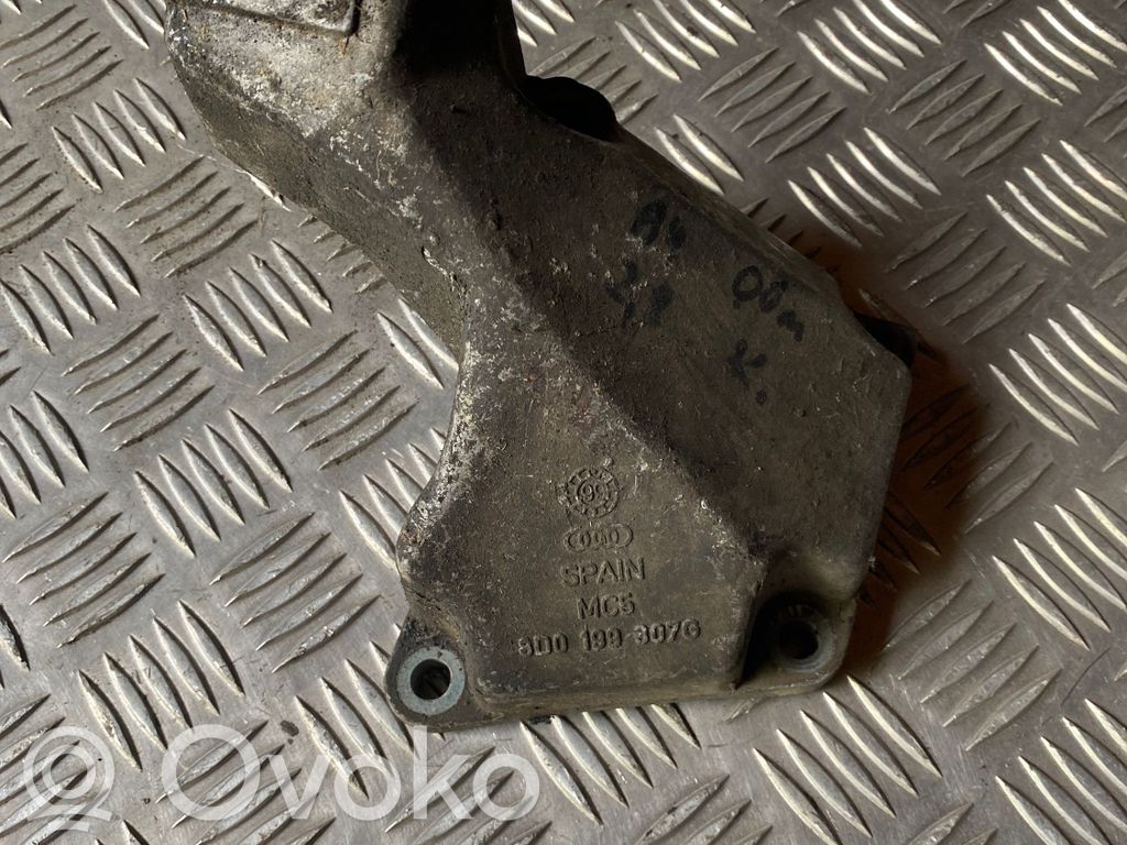 Audi A4 S4 B5 8D Engine mounting bracket 