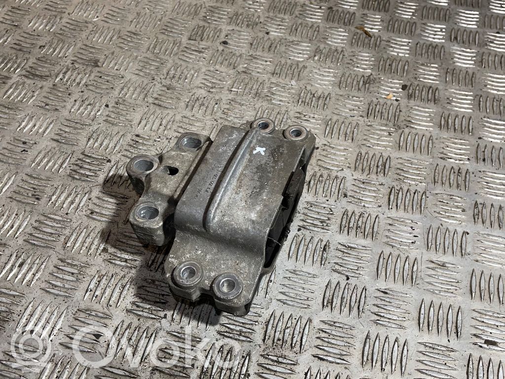 Volkswagen PASSAT B7 Engine mount bracket 