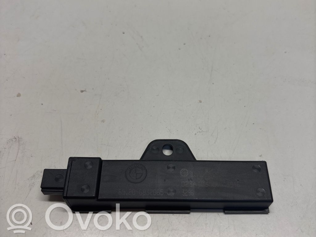 BMW X7 G07 Keyless system antenna 