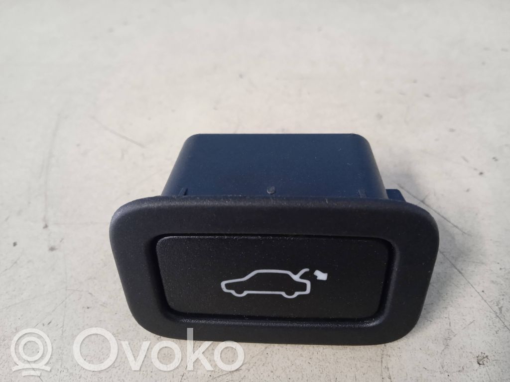 Tailgate/boot open switch button   AF6310E998AA