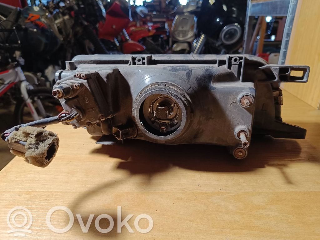 Nissan Sunny Lampa przednia 