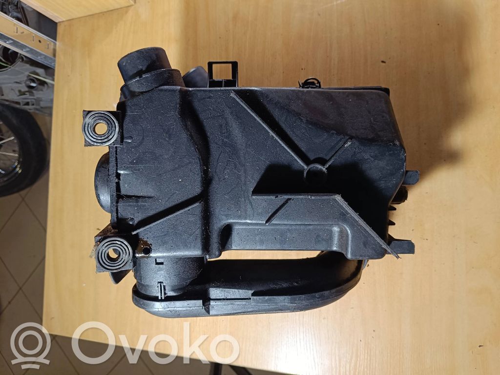 Volkswagen PASSAT B4 Obudowa filtra powietrza 