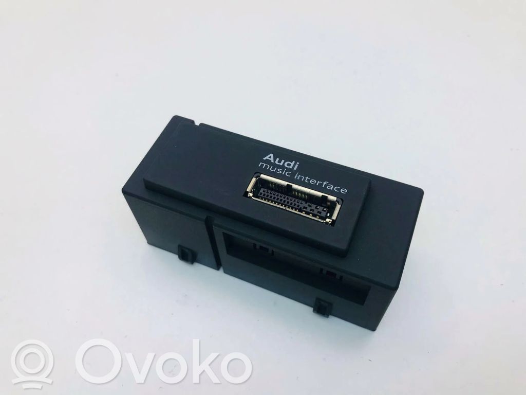 Enchufe conector USB   8V0035736