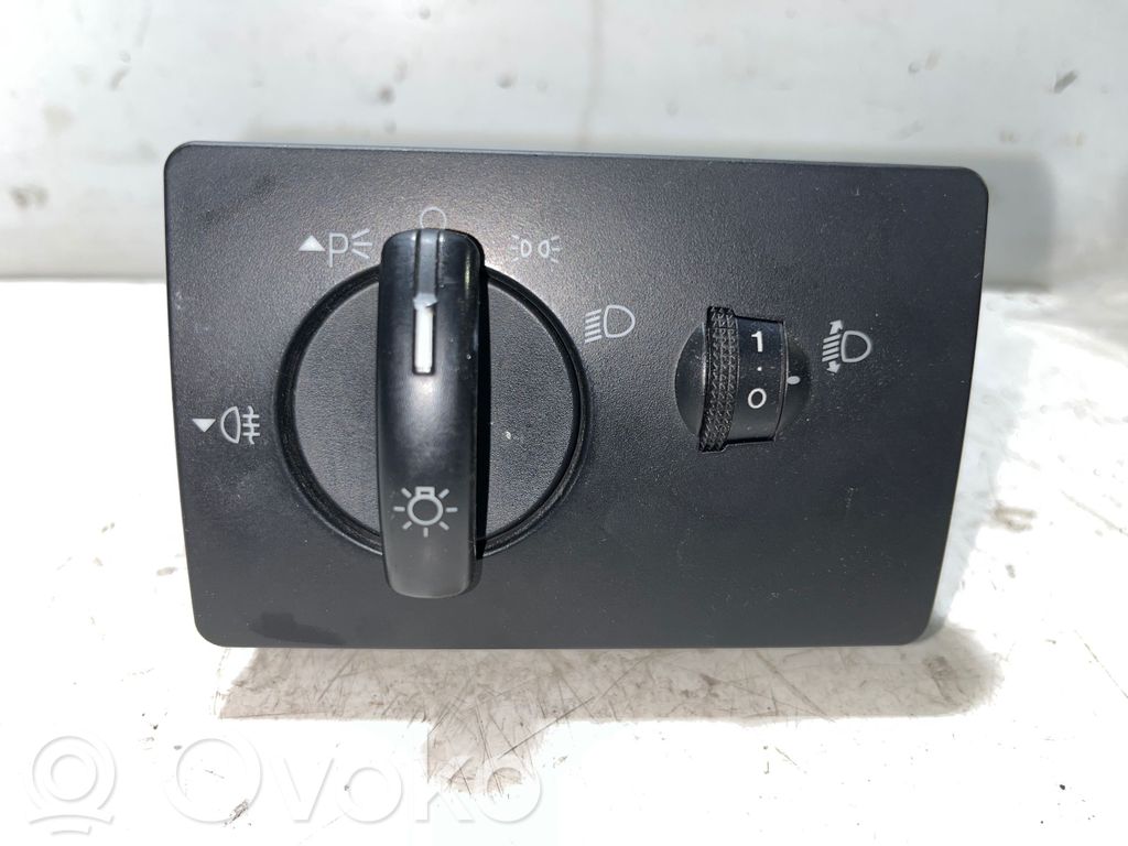 Light switch   7M5T13A024EA