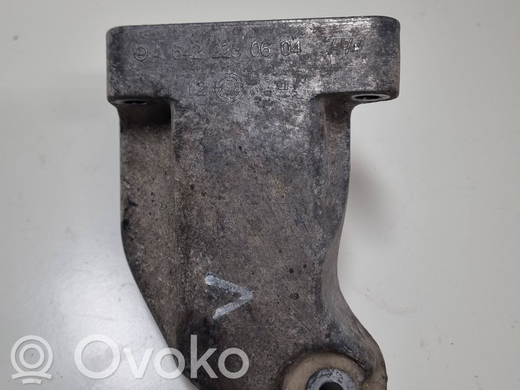 Mercedes-Benz C W204 Engine mounting bracket 