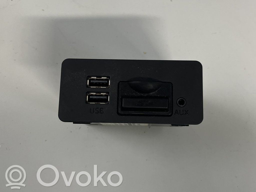Mazda 3 II USB socket connector 