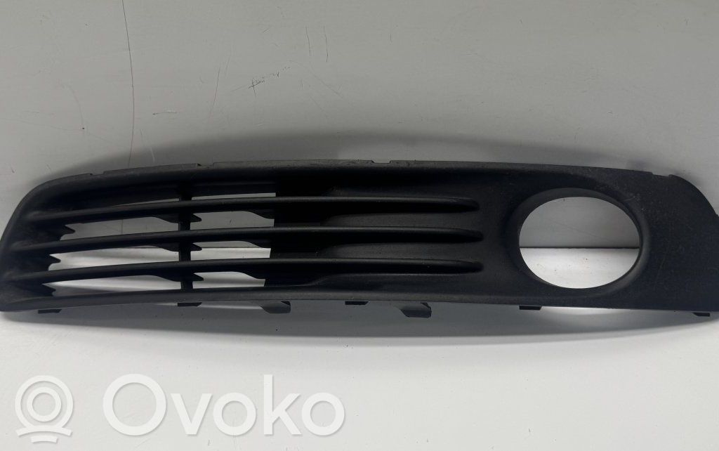 Subaru Legacy Grille inférieure de pare-chocs avant 