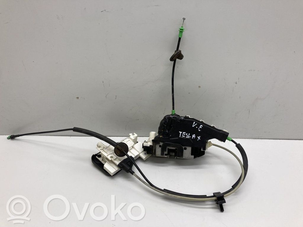 Tesla Model X Priekšpusē slēdzene 