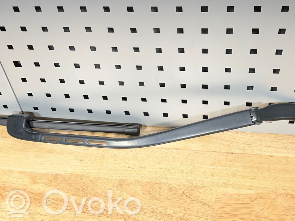 Windshield/front glass wiper blade