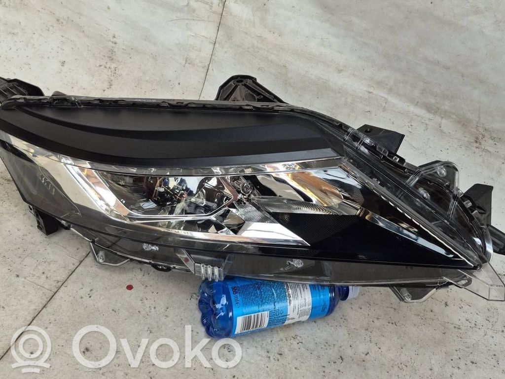 Mitsubishi L200 Lampa przednia 