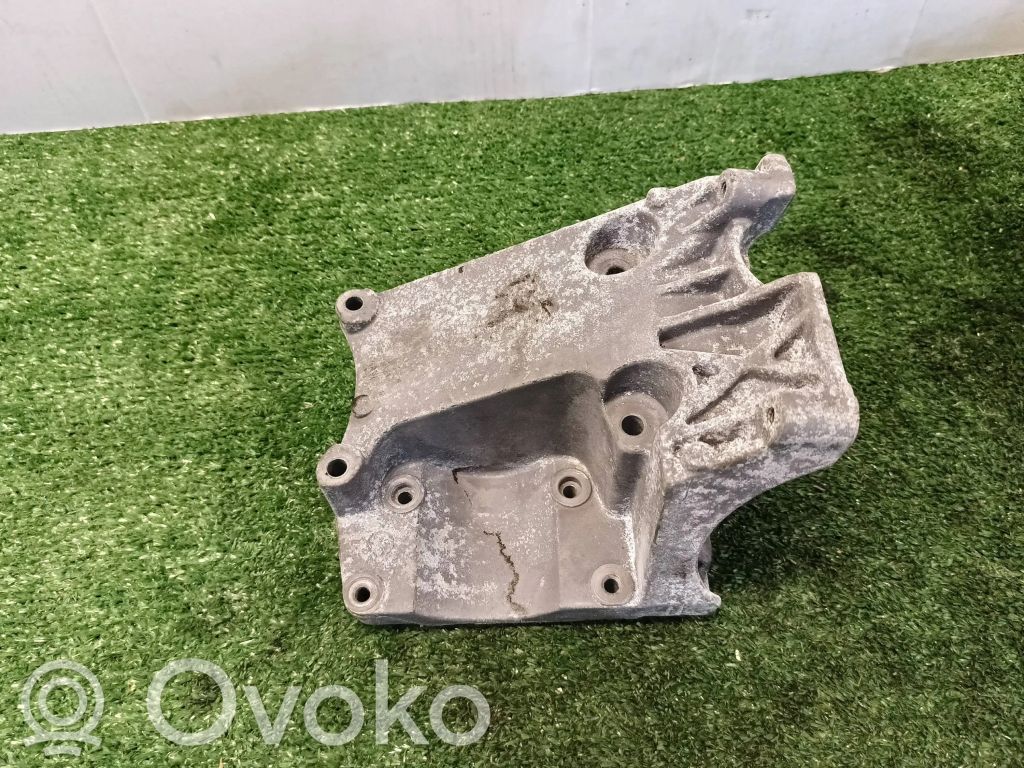 Ford C-MAX I Engine mounting bracket 