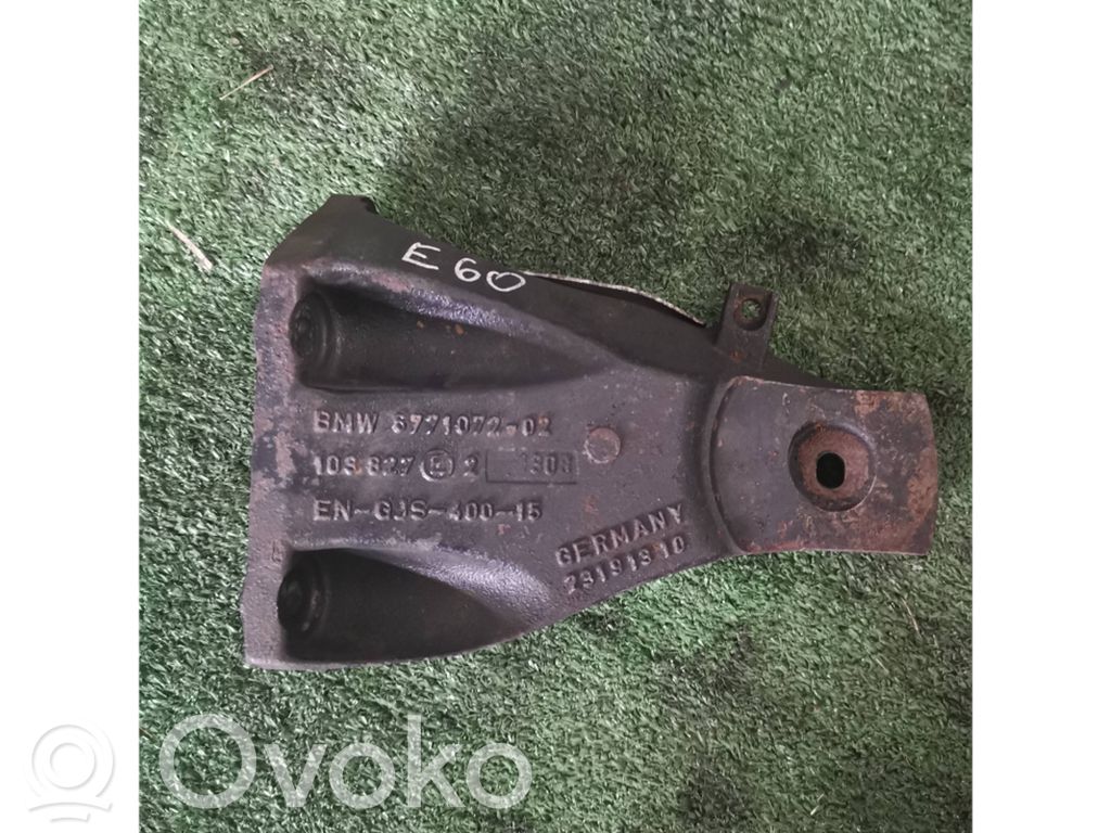 BMW 5 E60 E61 Engine mounting bracket 
