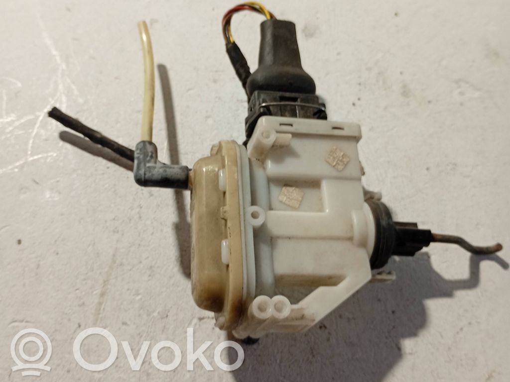 Volkswagen PASSAT B3 Keskuslukituksen moottori 