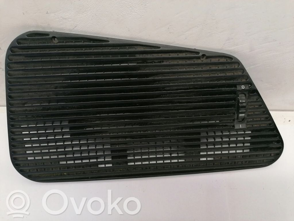 BMW 7 E32 Centrinės oro grotelės 