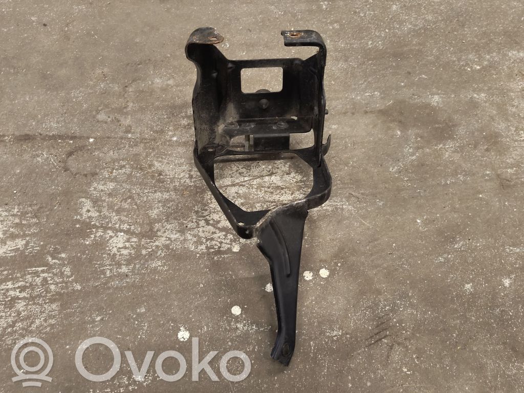 Ohjaustehostimen pumpun kannake   6765403